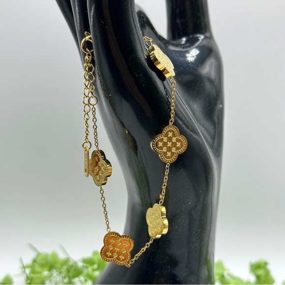 Four Leaf Clover Bracelet 18K Gold Plated Stainless Steel Bracelet - Picture 5 of 6